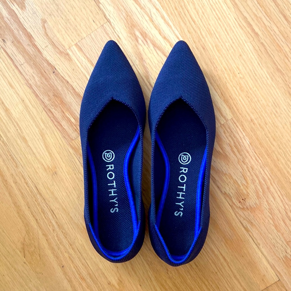 Rothys - navy blue pointed toe flat, size 8.5, barely worn